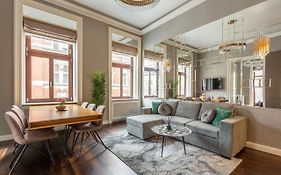 Luxury Apartment With Balcony Next To The New York Cafe